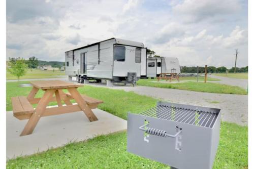 Mins from the Lake! Camper King Bed Firepit