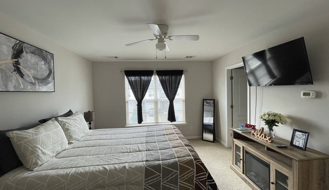 Mins to airport and shopping! 5 Star clean!13miles from downtown!