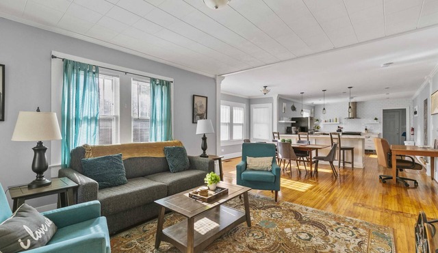 Mins to Airport & Downtown-Beautiful Tarrant Home