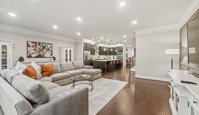 Mins to Annap; Luxury Townhome