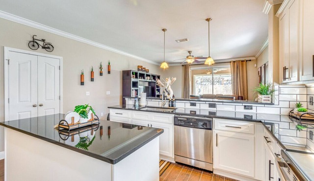 Mins to Beach Pet Friendly Private Yard WiFi