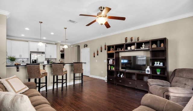 Mins to Beach Pet Friendly Private Yard WiFi