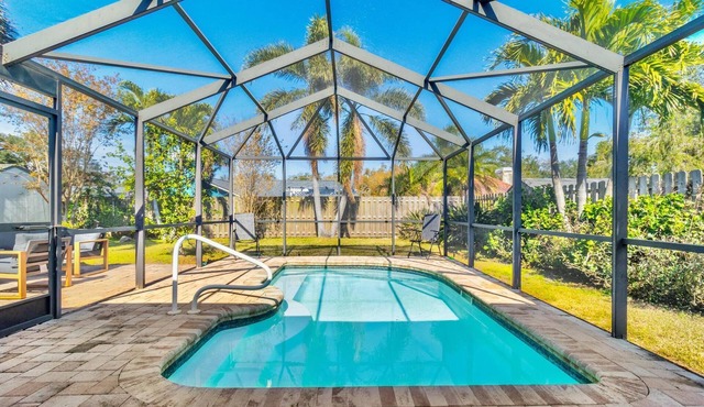 Mins to Beach,Relaxing Pool & Private,Sleeps 12