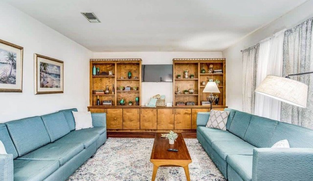 Mins to Beach & Shopping - Quaint Unit in Bellview