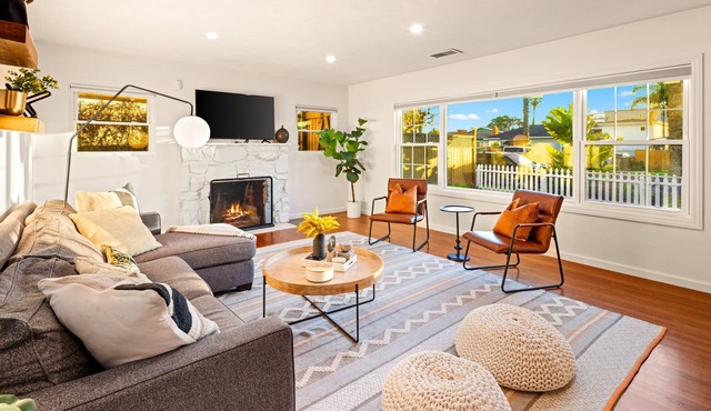Mins To Beach W/Jacuzzi, Large Yard,Parking & AC!