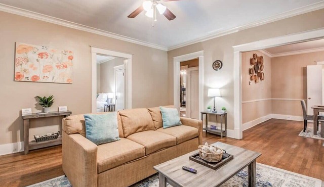 Mins to Downtown, Bottom Unit - Bluemoon Bungalow