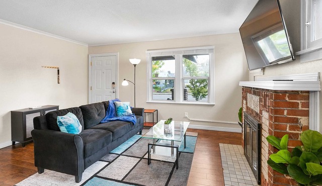 Mins To Downtown | Fenced Yard | BBQ | Fast Wi-Fi