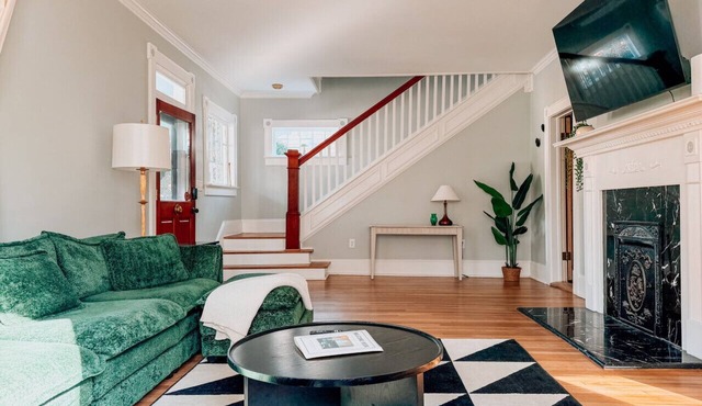 Mins to Downtown - Spacious Home