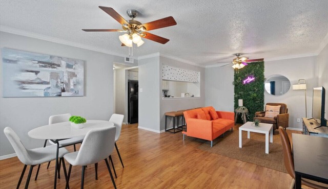 Mins to Downtown ~ Stunning Austin Haven ~ Pool
