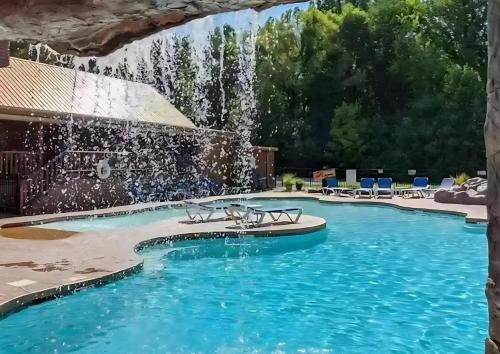 Mins to DT Gatlinburg~ Hot Tub~ Community Pool