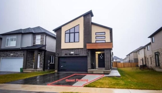 Mins to DT & Highway | Parking | Wi-Fi | Cozy Beds