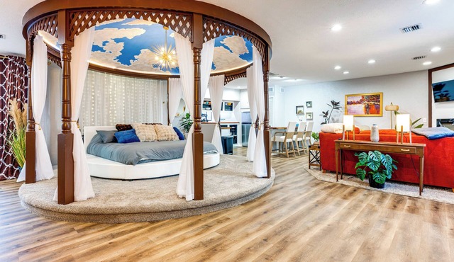 Mins to Dtwn Flushing: Unique Couple's Studio
