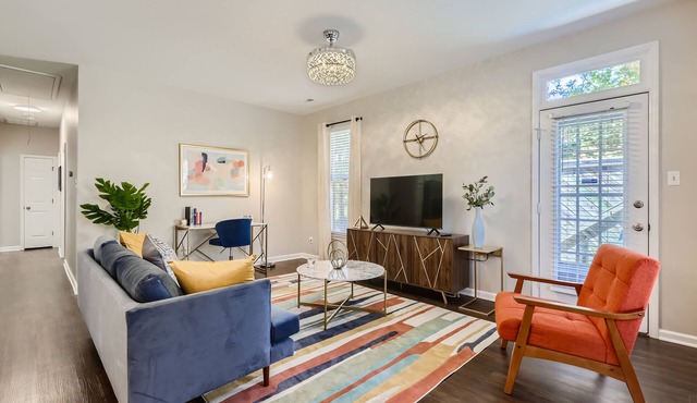 Mins to Duke - Jazzy modern midcentury gem with a blend of style and coziness!