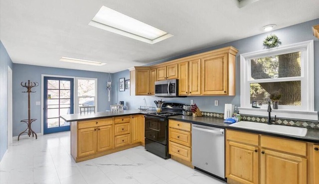 Mins To Dwntwn & Arena | Backyard | BBQ | King Bed