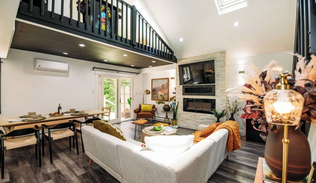 Mins to Kalahari Resort! Creekside Family Chalet Hot Tub Game Firepit