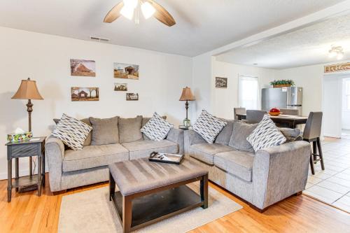 Mins to Local Attractions Pet Friendly with Yard!