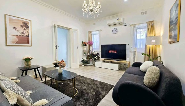 Mins to Mall Convenient 3Beds Classic Charm Home