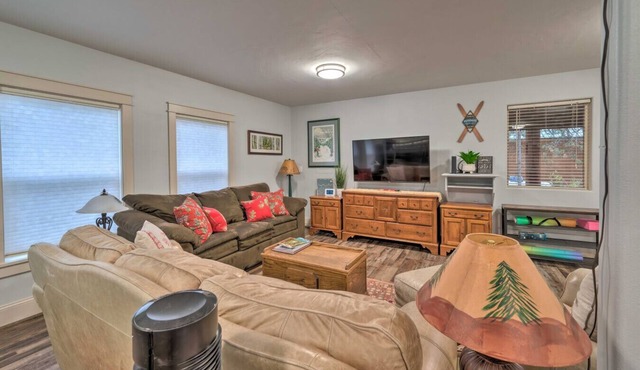 Mins to Ponderosa Park AC, Firepit, Hot Tub, Kayak