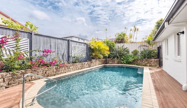 Mins to Shop & Lake! 4 beds family retreat w/pool