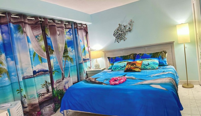 Mins to WAIKIKI Beach, FREE parking, POOL View, Sleep 6