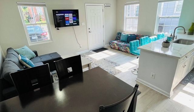 Mins to Washington DC DCA Capitol National Mall Smithsonian Free Parking Metro