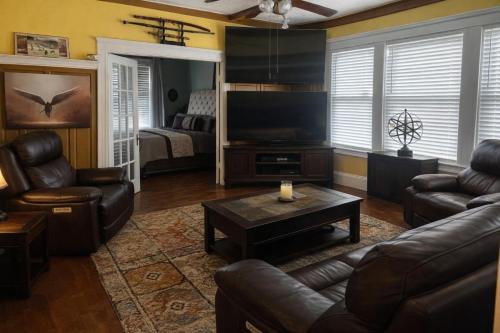Mins to Water Park Downtown 3BR Sleeps 6