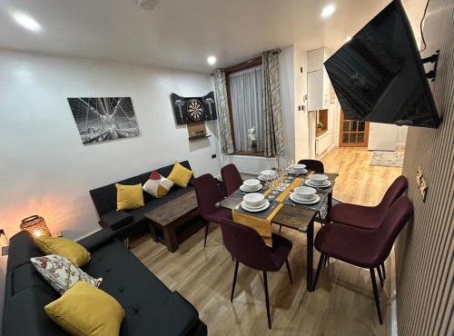 Minstead Houses 5 Bedroom Large House inc 3 Twin Rooms B24 just off M6-J6 Free Parking Driveway 2 Showers Bath 2 WCs Fast Wi-Fi Garden Airport NEC Contractor HS2 Teams Weekly Stays Welcomed Best-in-Class