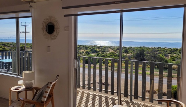 Mint by the Sea - Esplanade location, sea views! Free WiFi! Off Peak Special!