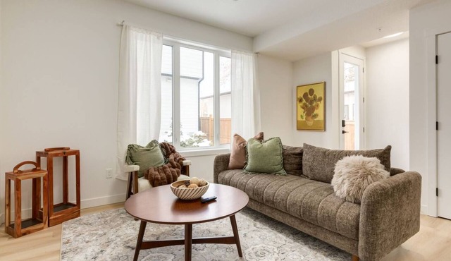 "Mint & Mahogany" 3bdrm-close to C-Train!