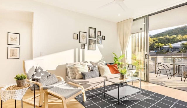 Mint New Stylish 3Beds Apt View/Shops/Highway!