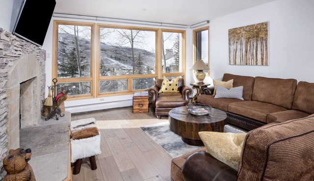 MINT Ski-in/Ski-out w/Mnt. Views, 3Bed 3Bath,with 2 Master on-suites, Highlands
