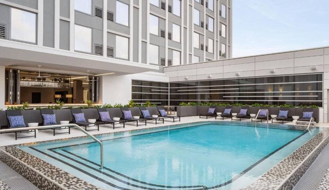Minutes away from Downtown Dadeland! With Pool Access and Parking!