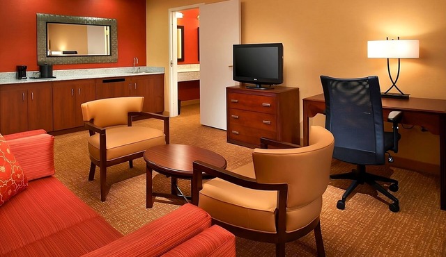 Minutes Away from Elgin History Museum! 2 Relaxing Units, Pool, FREE Parking!