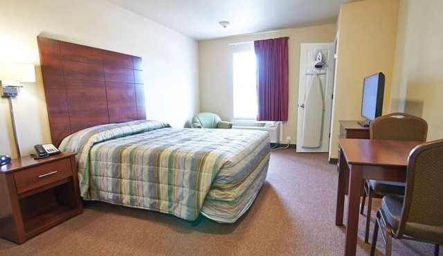 Minutes Away from Longhorn Museum! 4 Units w/ Full Kitchens & Free Parking!