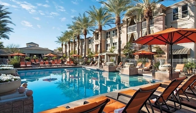 Minutes Away from Phoenix Art Museum! Enjoy Full Kitchen & Free Parking!