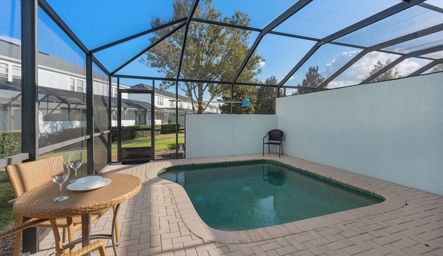 Minutes Away from Theme Parks! 3-Bed Townhome, 6 minutes to Disney World!