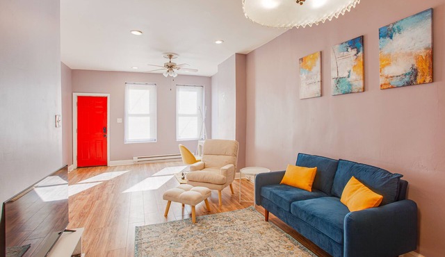 Minutes away from Center City ! Modern Home Pet-Friendly!