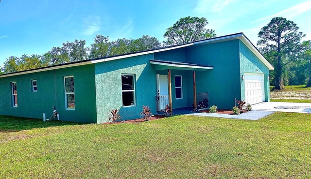 Minutes away to Sebring Raceway, Golf Course and many great fishing spots.