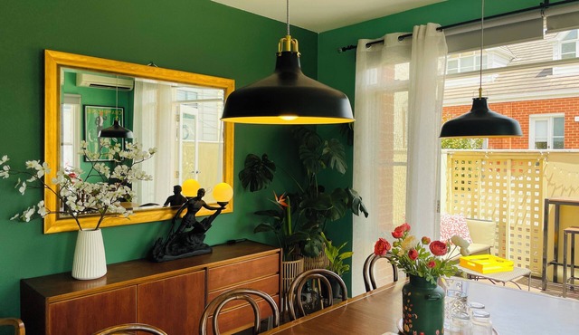 Minutes drive or Walk to scenic Melbourne beaches or bars and restaurants