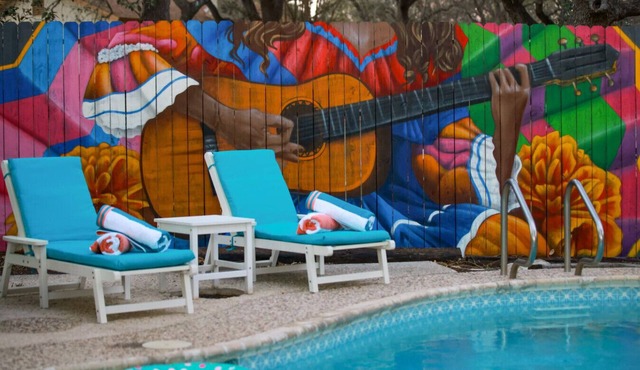 Minutes from airport, hot tub, pool, mini golf, game room