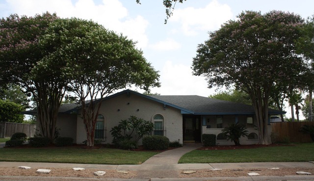 MINUTES FROM BEACH, LUXURIOUS HOME, GREAT FOR FAMILIES! POOL TABLE!