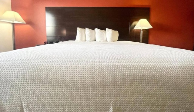 Minutes from Cuero Municipal Golf Course! Unit w/ Kitchenette, FREE Parking!