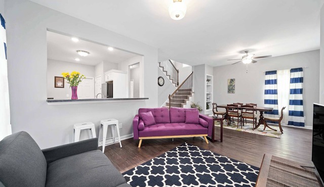 Minutes from Downtown - The Comfy Navy Nestler