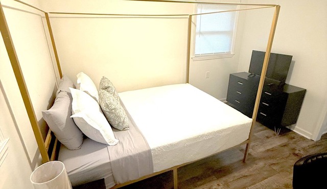 Minutes from Downtown Huntsville-Greenside Cottage