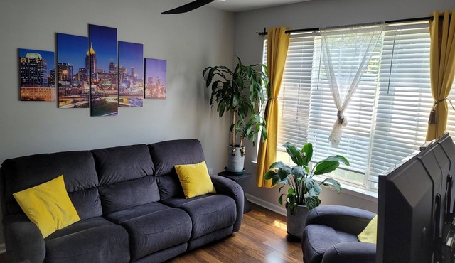minutes from downtown 3br stylishhome-free parking