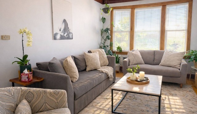 Minutes from Downtown Gorgeous ,spacious 2BD/1BA w/Parking