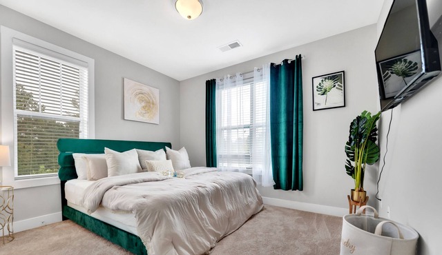 Minutes from Downtown Raleigh w/pool, gym and games