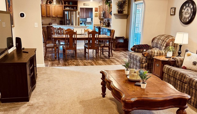 Minutes from Downtown Asheville/Biltmore House, w/Screened Porch/Bon Fire Pit!