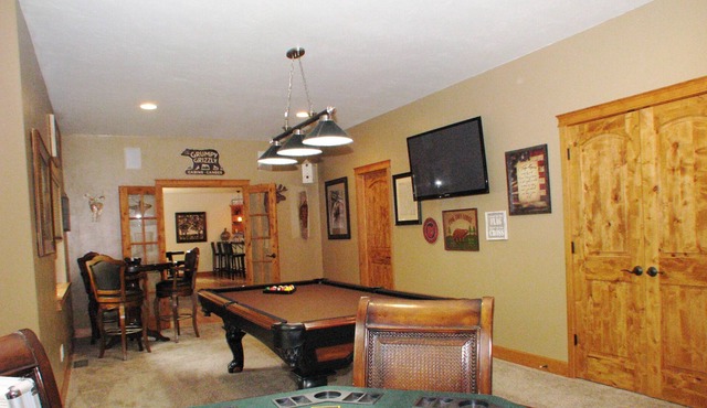 Minutes from Flathead Lake! ~ NEW Theater Room! NEW AC! Glacier NP!