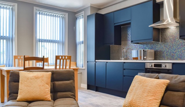 Minutes from Folkestone Central Station and modern flat with three bedrooms.